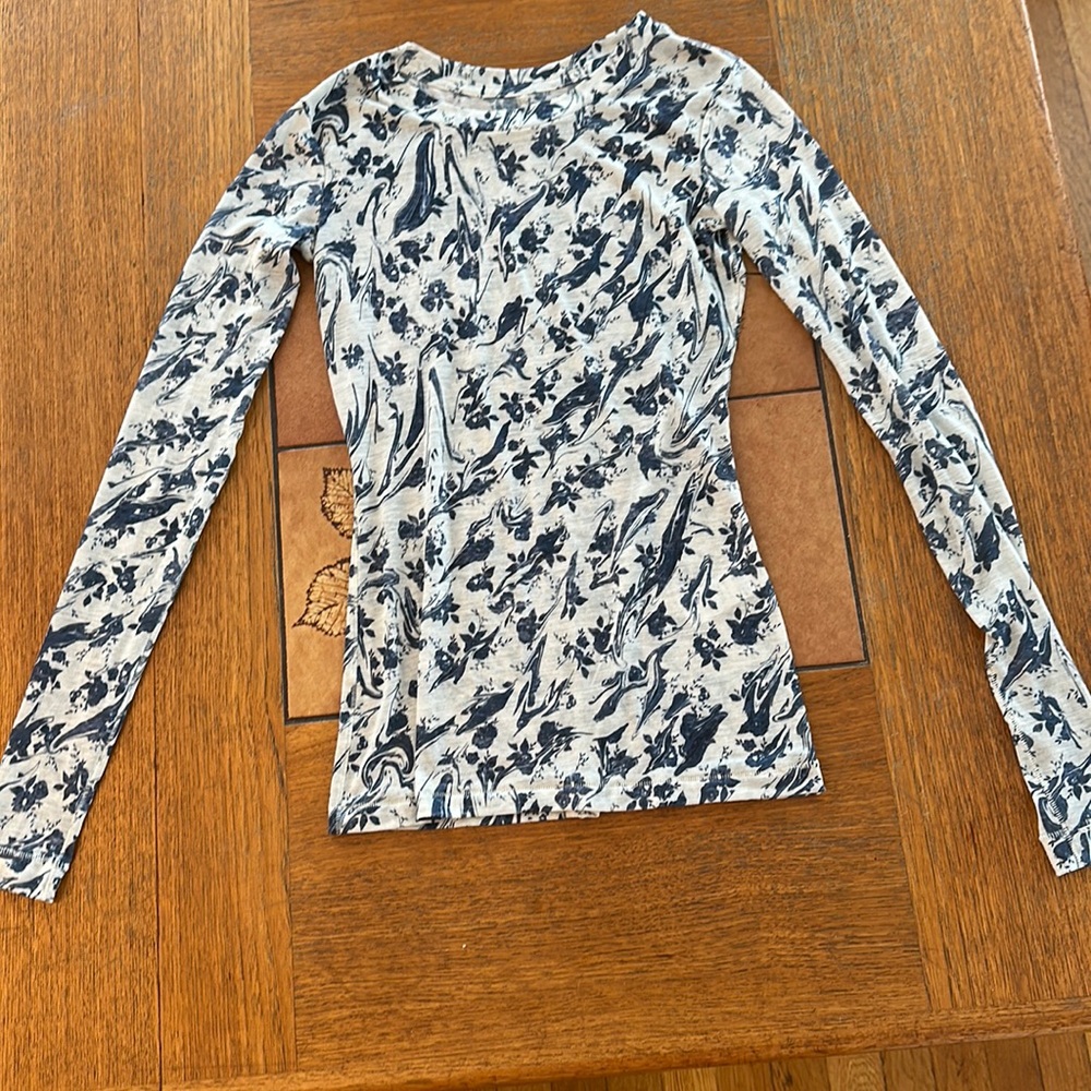 Beautiful light long-sleeved top with pretty pattern